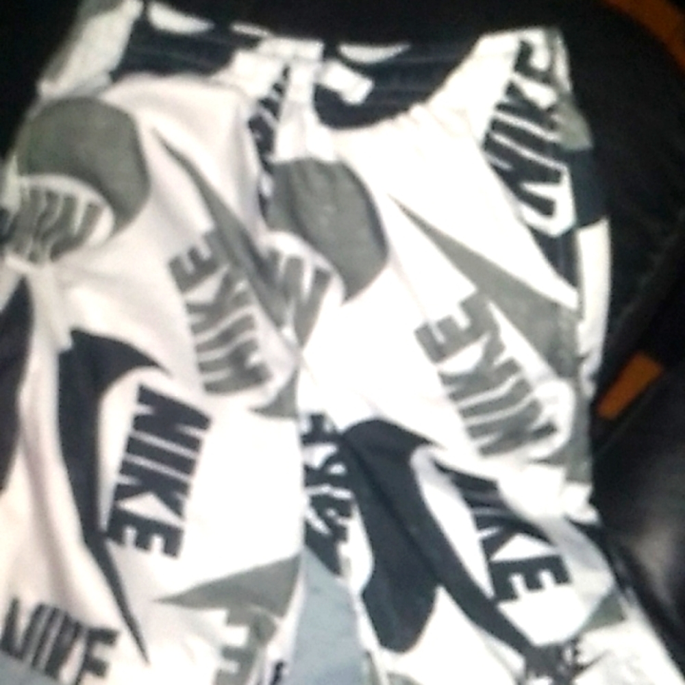 Big Logo Mens small or boys large... They said it was Mens medium, but not!!!